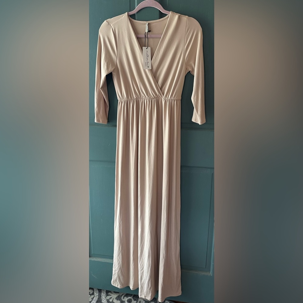 Maternity Dress 🤍 - Picture 3 of 6